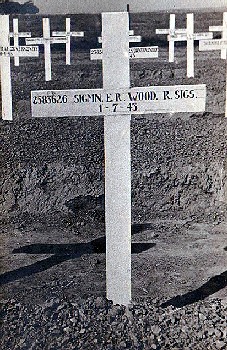 Photograph of Randolph's initial grave in Tunisia which was later marked with a permanent headstone by the War Graves Commission 